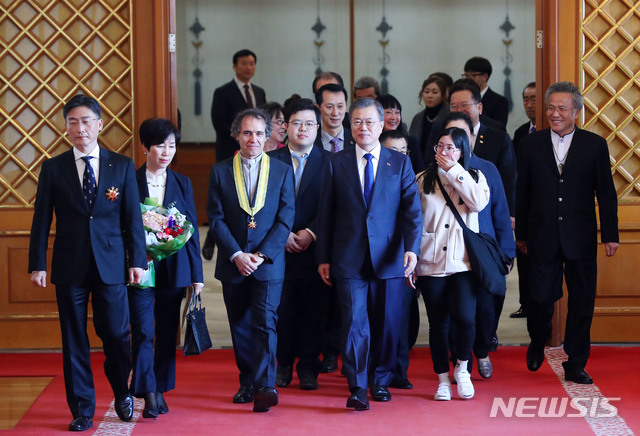 【서울=뉴시스】전신 기자 = 문재인 대통령이 26일 청와대 본관에서 열린 제8기 국민추천포상 수여식을 마친 후 수상자들과 함께 환담장으로 이동하고 있다. 2019.02.26.&nbsp; photo1006@newsis.com