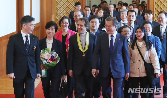 【서울=뉴시스】전신 기자 = 문재인 대통령이 26일 청와대 본관에서 열린 제8기 국민추천포상 수여식을 마친 후 이국종 교수(아주대병원 권역외상센터소장) 등 수상자들과 함께 환담장으로 이동하고 있다. 2019.02.26.&nbsp; photo1006@newsis.com