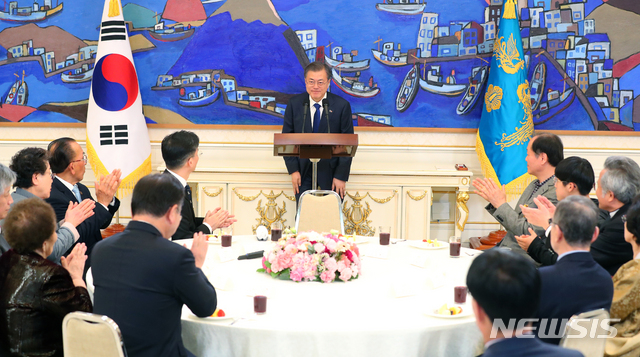 【서울=뉴시스】전신 기자 = 문재인 대통령이 26일 청와대 본관에서 열린 제8기 국민추천포상 수상자 환담에서 모두발언하고 있다. 2019.02.26.&nbsp; photo1006@newsis.com