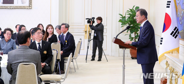 【서울=뉴시스】전신 기자 = 문재인 대통령이 26일 청와대 본관에서 열린 제8기 국민추천포상 수상자 환담에서 모두발언하고 있다. 2019.02.26.&nbsp; photo1006@newsis.com