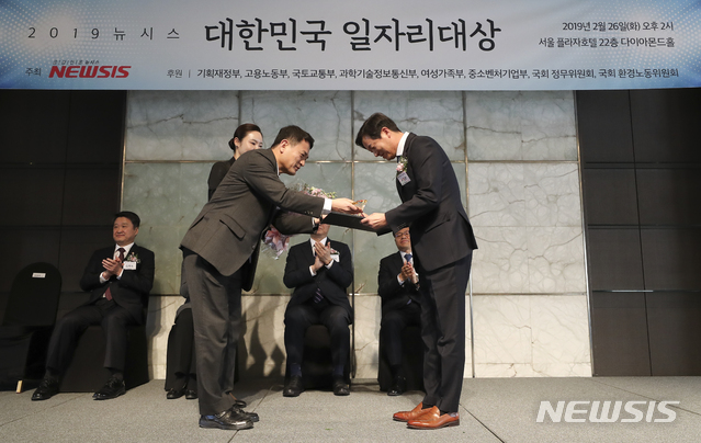 【서울=뉴시스】최진석 기자 = 김경욱(왼쪽) 국토교통부 기조실장이 26일 오후 서울 중구 소공동 플라자호텔에서 열린 '2019 뉴시스 대한민국 일자리대상' 시상식에 참석해 엠디엠플러스 구명완 대표에게 국토교통부장관상을 시상하고 있다. 2019.02.26.myjs@newsis.com