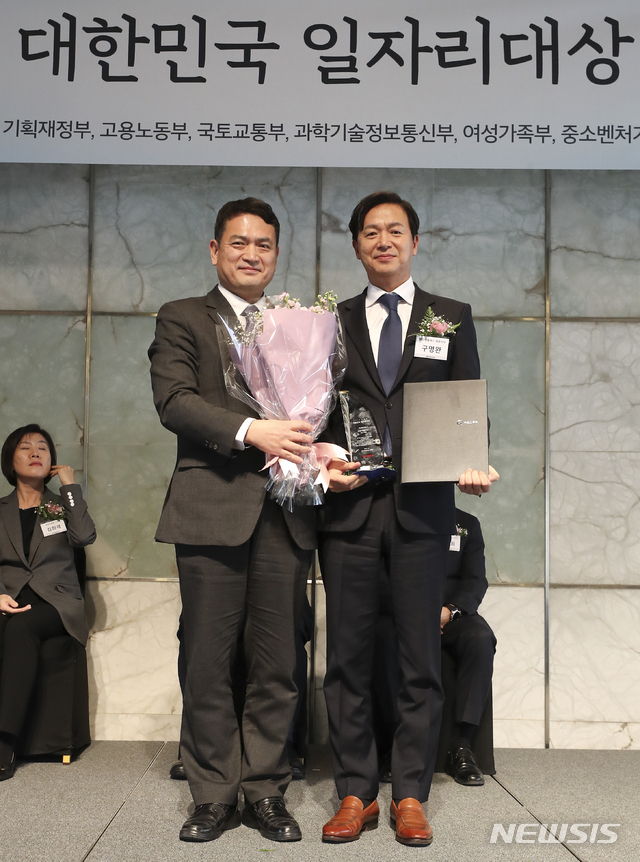 【서울=뉴시스】최진석 기자 = 김경욱(왼쪽) 국토교통부 기조실장이 26일 오후 서울 중구 소공동 플라자호텔에서 열린 '2019 뉴시스 대한민국 일자리대상' 시상식에 참석해 엠디엠플러스 구명완 대표에게 국토교통부장관상을 시상 뒤 기념촬영하고 있다. 2019.02.26.myjs@newsis.com