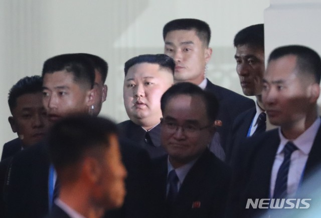 【하노이(베트남)=뉴시스】전진환 기자 = 26일 오후 북미정상회담을 위해 베트남을 방문한 김정은 북한 국무위원장이 베트남 하노이 주베트남 북한대사관 방문을 마치고 차량에 오르고 있다 . 2019.02.26.  fine@newsis.com 