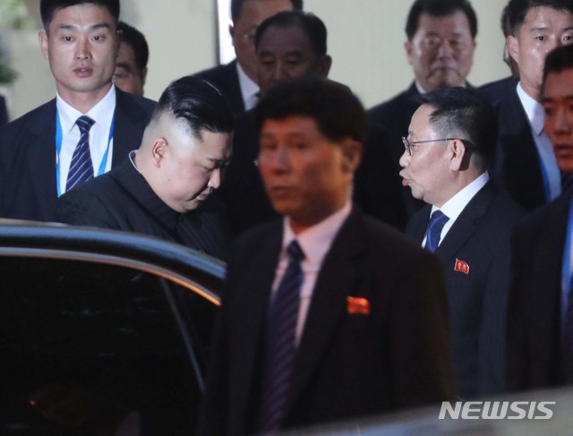 【하노이(베트남)=뉴시스】 전진환 기자 = 26일 오GN(현지시각) 북미 정상회담을 위해 베트남을 방문한 김정은 북한 국무위원장이 베트남 하노이 주베트남 북한대사관 방문을 마치고 나와 대사관 관계자와 대화하고 있다. 2019.02.26.  amin2@newsis.com