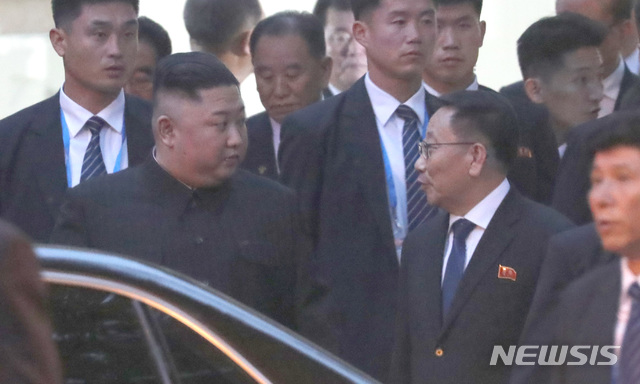 【하노이(베트남)=뉴시스】 전진환 기자 = 26일 오후(현지시각) 북미 정상회담을 위해 베트남을 방문한 김정은 북한 국무위원장이 베트남 하노이 주베트남 북한대사관 방문을 마치고 나오며 김명길 북한대사와 대화하고 있다. 2019.02.26.&nbsp; amin2@newsis.com 