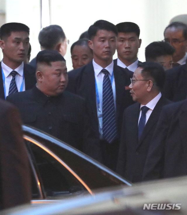 【하노이(베트남)=뉴시스】 전진환 기자 = 지난 2월26일 북미 정상회담을 위해 베트남을 방문한 김정은 북한 국무위원장이 베트남 하노이 주베트남 북한대사관 방문을 마치고 나오며 김명길 북한대사와 대화하고 있다. 2019.02.26. amin2@newsis.com
