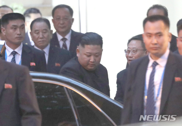 【하노이(베트남)=뉴시스】 전진환 기자 = 26일 오후(현지시각) 북미 정상회담을 위해 베트남을 방문한 김정은 북한 국무위원장이 베트남 하노이 주베트남 북한대사관 방문을 마치고 나와 차량에 오르고 있다. 2019.02.26.&nbsp; amin2@newsis.com 
