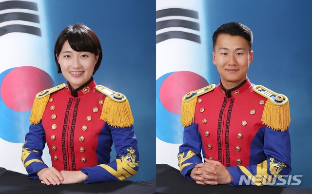 【서울=뉴시스】 육군사관학교 79기 졸업 및 임관식에서 대통령상을 받은 이하민(24) 여군 소위와 졸업생을 대표해 임관사령장을 받은 소재언(25) 소위. (육군 제공)