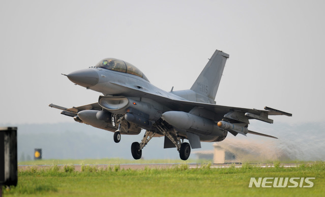 【서울=뉴시스】 공군 KF-16D 전투기. (뉴시스DB)