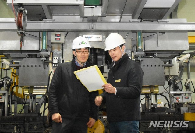 【창원=뉴시스】 홍정명 기자 = 경남 창원에 있는 재료연구소 금속재료연구본부 원종우(오른쪽) 선임연구원과 한국표준과학연구원 산업응용측정본부 홍성구 책임연구원이 압연장비 앞에서 순수 타이타늄의 최적 공정에 대해 논의하고 있다.2019.02.27.(사진=재료연구소 제공) photo@newsis.com
