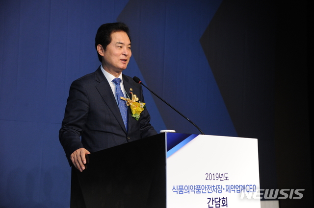 【서울=뉴시스】류영진 식약처장은 27일 서울 중구 더플라자호텔에서 2019년 식약처장·제약업계 CEO 간담회를 열었다. 2019.02.27.(사진= 식약처 제공)photo@newsis.com