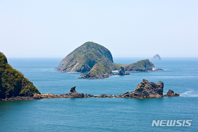 【서울=뉴시스】김가윤 기자 = 해양수산부는 봄을 맞아 아름다운 꽃과 해안 절경을 함께 즐길 수 있는 '봄에 가고 싶은, 꽃보다 아름다운 섬' 7선을 선정했다. 사진은 충남 보령시 외연도. 2019.02.28 (제공=해양수산부)&nbsp; yoon@newsis.com