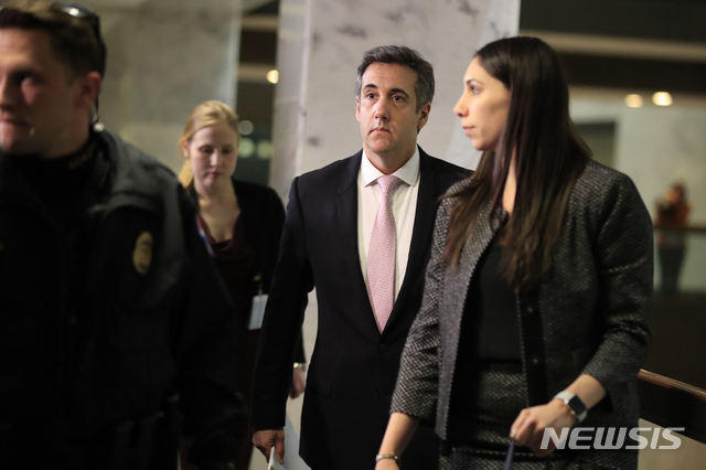 【워싱턴=AP/뉴시스】 도널드 트럼프미국 대통령의 전 개인변호사 마이클 코언(오른쪽에서 두 번째)이 26일(현지시간) 미국 워싱턴 의사당에서 열린 비공개 상원 정보위원회 청문회를 마친 뒤 자리를 떠나고 있다. 27일 뉴욕타임스가 공개한 증언록에 따르면 그는 이날 하원 감독개혁위원회에서 베트남전 징병에서 도망친 트럼프 대통령이 "현재 베트남에 간 것은 아이러니하다"고 말할 예정이다. 2019.02.27