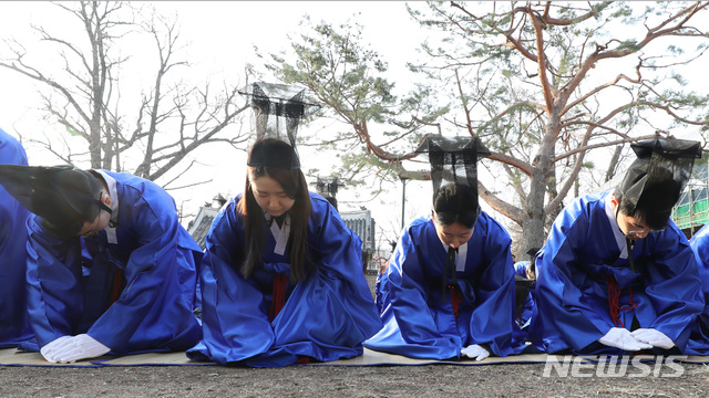 【서울=뉴시스】박미소 기자 = 성균관대학교 신입생들이 청금복을 입고 지난 2019년2월27일 서울 종로구 성균관 대성전에서 신입생 입학을 고하는 고유례를 지내고 있다. 2019.02.27. misocamera@newsis.com
