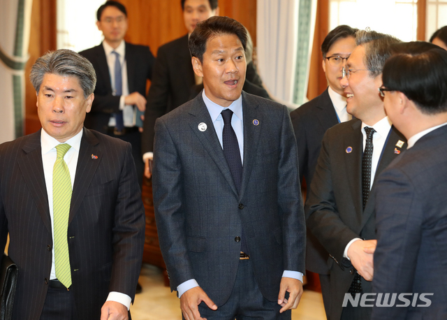 【서울=뉴시스】박진희 기자 = 임종석 UAE 특임외교특별보좌관이 27일 청와대 본관에서 열린 한-아랍에미리트 정상회담장에 입장하고 있다. 2019.02.27. pak7130@newsis.com