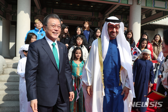 【서울=뉴시스】전신 기자 = 문재인 대통령과 모하메드 빈 자이드 알 나흐얀 아랍에미리트(UAE) 왕세제가 27일 청와대 대정원에서 공식환영식을 하고 있다. 2019.02.27. photo1006@newsis.com