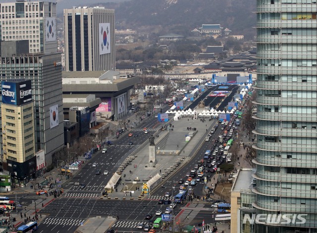 【서울=뉴시스】 고범준 기자 = 3·1 운동 및 임시정부 수립 100주년 기념행사를 앞둔 27일 오후 서울 종로구 광화문광장 인근에 일부 차로가 통제된 가운데 차량들이 거북이 운행을 하며 지나가고 있다.&nbsp; 서울지방경찰청은 이달 28일부터 다음 달 1일까지 광화문과 대한문 인근 세종대로, 사직로, 율곡로 등 일부 구간 교통이 통제된다고 밝혔다. 2019.02.27.&nbsp; bjko@newsis.com