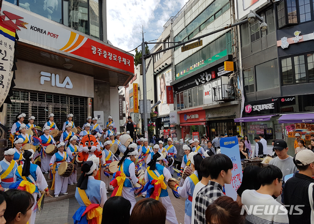 2019년 길거리 행사 진행중인 광주충장로우체국. (사진=뉴시스DB)