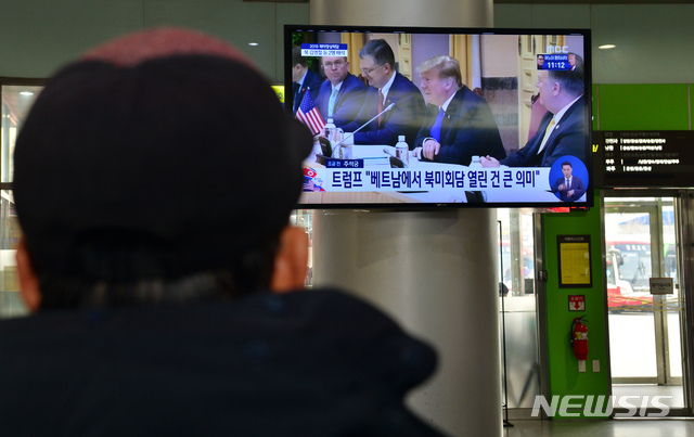 【광주=뉴시스】변재훈 기자 = 2차 북미 정상회담을 앞둔 27일 오후 광주 서구 광천동 광주종합버스터미널 대합실에서 시민들이 TV 방송을 시청하고 있다. 2019.02.27. wisdom21@newsis.com