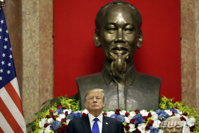 【하노이=AP/뉴시스】도널드 트럼프(왼쪽) 미국 대통령과 응우옌 푸 쫑 베트남 국가주석이 27일(현지시간) 하노이 주석궁 호찌민 전 국가주석 흉상 앞에서 기념촬영을 하고 있다. 2019.02.27.