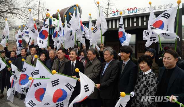 【전주=뉴시스】 김얼 기자= 3·1운동 100주년 기념 승강장 제막식이 27일 전북 전주시 신흥중,고등학교 앞 버스정류장에서 실시된 가운데 김승수 전주시장을 비롯한 박병술 전주시의장, 이기동 시의원, 조재승 신흥고등학교 교장, 시민과 관계자들이 태극기를 흔드는 퍼포먼스를 하고 있다. 2019.02.27.pmkeul@newsis.com