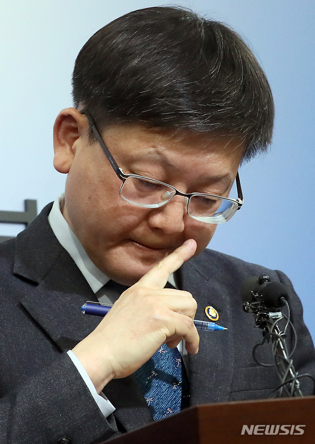 【세종=뉴시스】강종민 기자 = 임서정 고용노동부 차관이 27일 오후 정부세종청사에서 구간설정위원회와 결정위원회로 결정체계를 이원화 등이 포함된 최저임금 결정체계 개편안을 발표한 뒤 기자의 질문을 들으며 얼굴을 만지고 있다. 2019.02.27. ppkjm@newsis.com