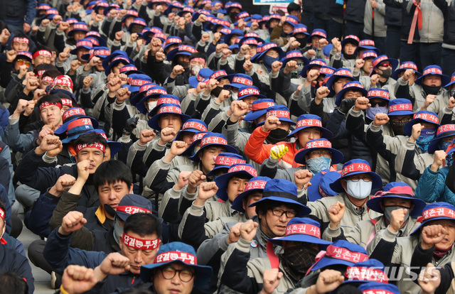 【서울=뉴시스】이윤청 수습기자 = 금속노조 대우조선지회 조합원들이 27일 오후 서울 영등포구 KDB산업은행 정문 앞에서 대우조선 매각 저지 금속노조 결의대회를 열고 구호를 외치고 있다. 2019.02.27.&nbsp; radiohead@newsis.com
