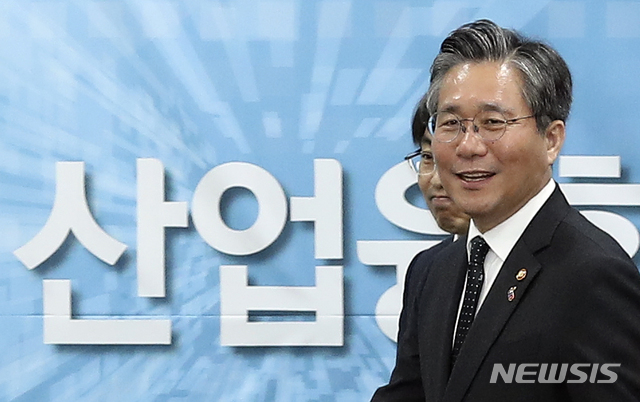 【서울=뉴시스】최진석 기자 = 성윤모 산업통상자원부 장관이 27일 오후 서울 강남구 한국기술센터에서 열린 '제2차 산업융합 규제특례심의위원회' 회의에 참석하고 있다. 2019.02.27. myjs@newsis.com