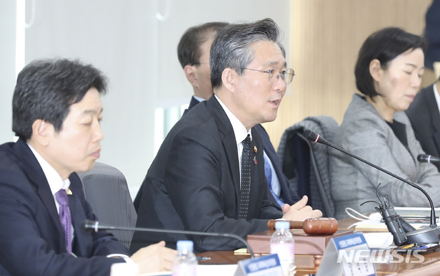 【서울=뉴시스】최진석 기자 = 성윤모(가운데) 산업통상자원부 장관이 27일 오후 서울 강남구 한국기술센터에서 열린 '제2차 산업융합 규제특례심의위원회' 회의를 주재, 모두발언하고 있다. 2019.02.27. myjs@newsis.com