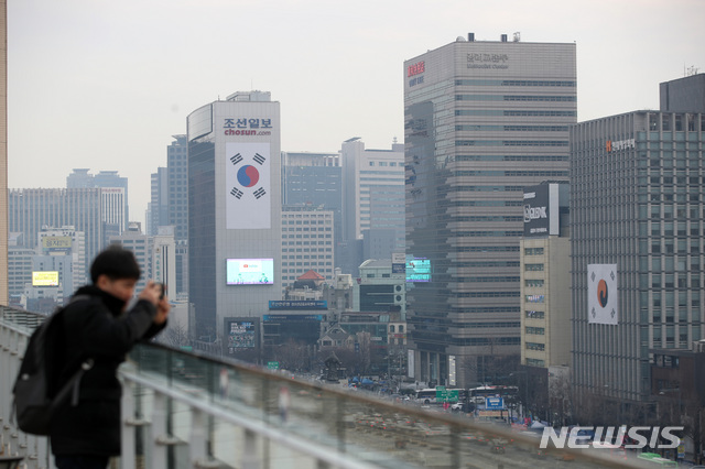 【서울=뉴시스】김선웅 기자 = 3.1운동 100주년이 이틀 앞으로 다가온 27일 서울 종로구 광화문광장 일대 건물에 대형 태극기가 걸려있다. 2019.02.27. mangusta@newsis.com