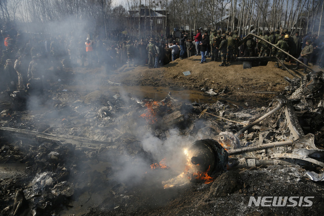 【스리나가르(인도령 카슈미르)=AP/뉴시스】인도령 카슈미르의 스리나가르 인근 부드감 지역의 인도 공군기 추락 현장 부근에 27일 인도 군인들과 카슈미르 마을 주민들이 모여 있다. 이날 파키스탄이 인도 공군기 2대를 격추하면서 핵을 보유하고 있는 인도-파키스탄 간 갈등이 20년래 최고 수준으로 격화되고 있다. 2019.2.27 