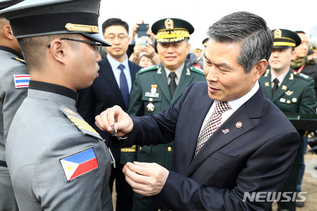 【서울=뉴시스】이영환 기자 = 27일 오후 서울 노원구 육군사관학교 화랑연병장에서 열린 제75기 졸업 및 임관식에서 정경두 국방부 장관이 수탁생도들에게 계급장을 수여하고 있다.  2019.02.27. 20hwan@newsis.com