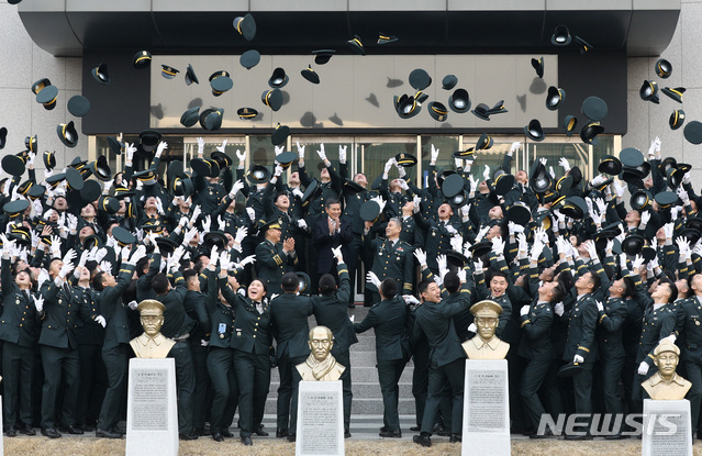 【서울=뉴시스】이영환 기자 = 27일 오후 서울 노원구 육군사관학교 화랑연병장에서 열린 제75기 졸업 및 임관식에서 졸업생도들이 모자를 던지고 있다.  2019.02.27. 20hwan@newsis.com