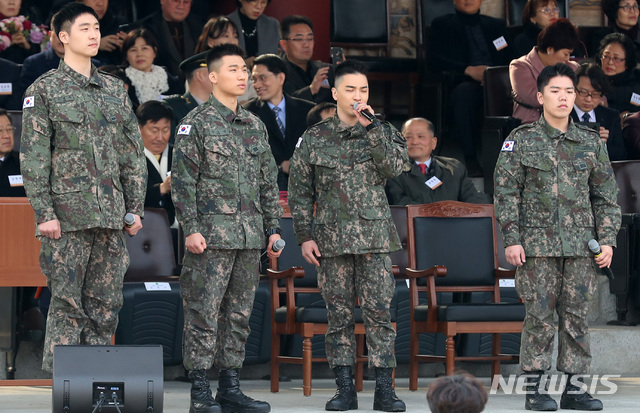 【서울=뉴시스】이영환 기자 = 27일 오후 서울 노원구 육군사관학교 화랑연병장에서 열린 제75기 졸업 및 임관식에서 그룹 빅뱅의 대성(왼쪽 두 번째부터)과 태양이 축하 공연을 하고있다.  2019.02.27. 20hwan@newsis.com