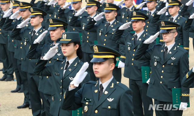 【서울=뉴시스】이영환 기자 = 27일 오후 서울 노원구 육군사관학교 화랑연병장에서 열린 제75기 졸업 및 임관식에서 졸업생도들이 국방부 장관에 대한 경례를 하고있다. 2019.02.27. 20hwan@newsis.com