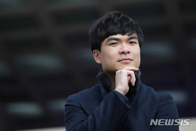 【서울=뉴시스】김진아 기자 = 서울시립교향악단 부지휘자 윌슨 응(Wilson Ng)이 26일 서울 종로구 세종문화회관에서 뉴시스와 인터뷰를 하고 있다. 윌슨 응 서울시향 부지휘자는 데뷔 무대로 ‘3.1운동 및 임시정부수립 100주년 기념음악회 우리들의 독립 영웅’에서 베토벤 교향곡 제3번 '영웅'을 연주한다. 2019.02.28. bluesoda@newsis.com