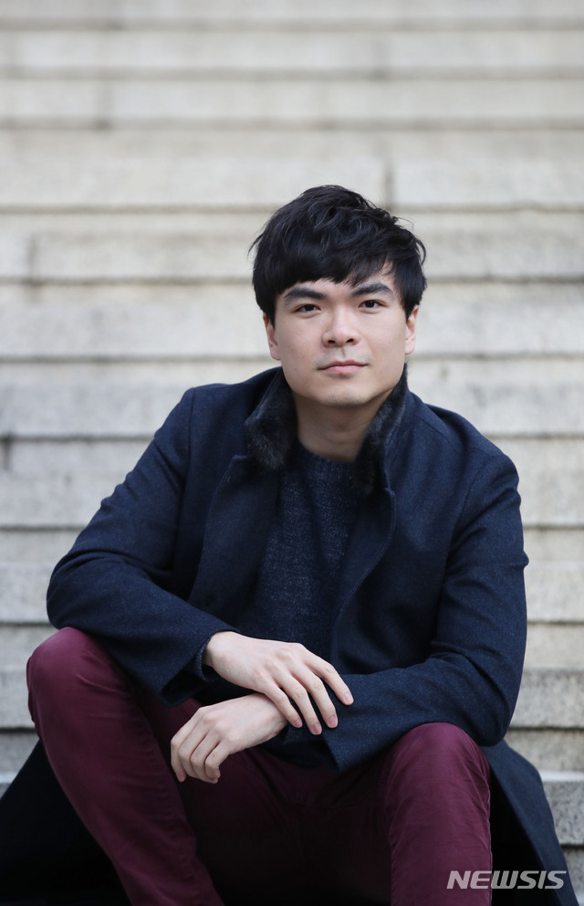 【서울=뉴시스】김진아 기자 = 서울시립교향악단 부지휘자 윌슨 응(Wilson Ng)이 26일 서울 종로구 세종문화회관에서 뉴시스와 인터뷰를 하고 있다. 윌슨 응 서울시향 부지휘자는 데뷔 무대로 ‘3.1운동 및 임시정부수립 100주년 기념음악회 우리들의 독립 영웅’에서 베토벤 교향곡 제3번 '영웅'을 연주한다. 2019.02.28. bluesoda@newsis.com
