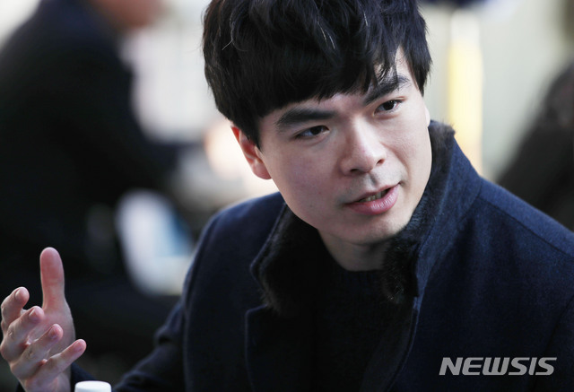 【서울=뉴시스】김진아 기자 = 서울시립교향악단 부지휘자 윌슨 응(Wilson Ng)이 26일 서울 종로구 세종문화회관에서 뉴시스와 인터뷰를 하고 있다. 윌슨 응 서울시향 부지휘자의 데뷔 무대는 ‘3.1운동 및 임시정부수립 100주년 기념음악회'다.