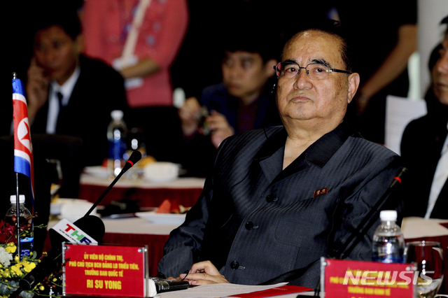 【하노이=AP/뉴시스】리수용 북한 노동당 외교담당 부위원장이 27일(현지시간) 베트남 하이퐁의 자동차 완성업체 빈패스트를 방문해 회사 소개를 받고 있다. 2019.02.27.