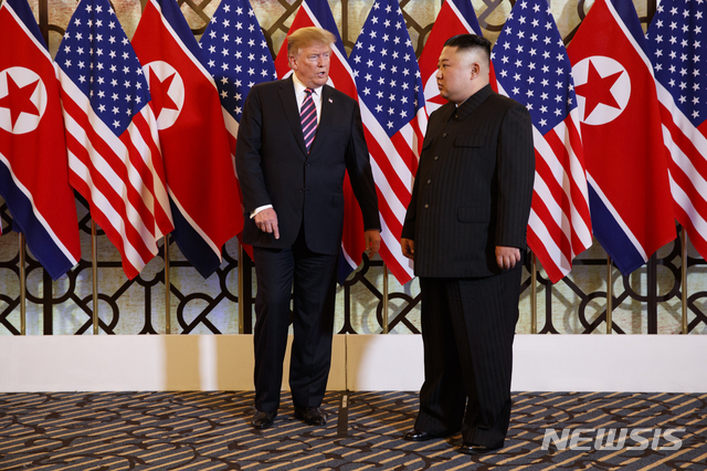 【하노이=AP/뉴시스】도널드 트럼프 미국 대통령과 김정은 북한 국무위원장이 27일(현지시간) 하노이 중심가 메트로폴 호텔 회담장 입구 국기 게양대 앞에서 잠시 얘기를 나누고 있다. 2019.02.27. 