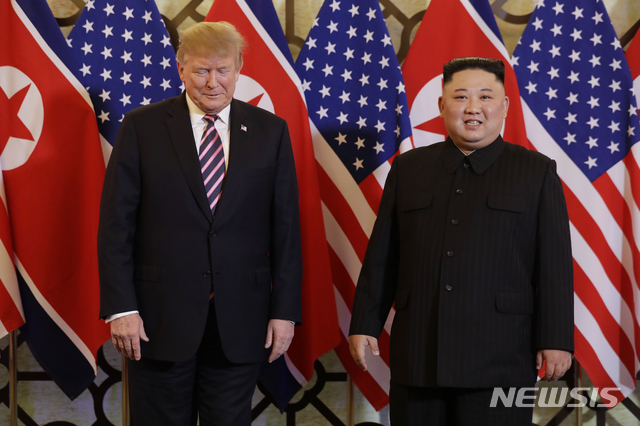 【하노이=AP/뉴시스】도널드 트럼프 미국 대통령과 김정은 북한 국무위원장이 27일(현지시간) 하노이 중심가 메트로폴 호텔 회담장 입구 국기 게양대 앞에서 포즈를 취하고 있다. 2019.02.27. 