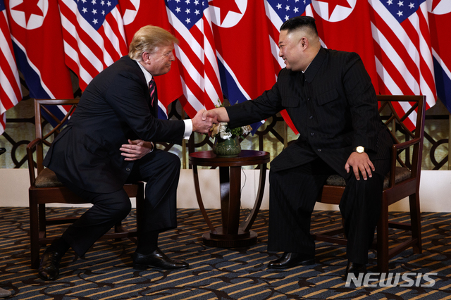 【하노이=AP/뉴시스】도널드 트럼프 미국 대통령과 김정은 북한 국무위원장이 27일(현지시간) 하노이 중심가 메트로폴 호텔에서 만나 악수하고 있다. 2019.02.27.