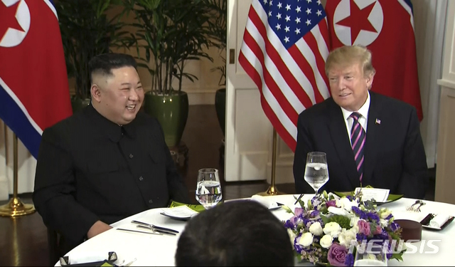 【하노이=AP/뉴시스】도널드 트럼프 미국 대통령과 김정은 북한 국무위원장이 27일(현지시간) 하노이 중심가 메트로폴 호텔 회담장에서 원탁 테이블 친교 만찬을 하고 있다. 2019.02.27. 