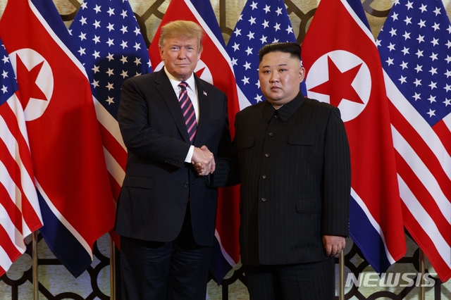 [하노이=AP/뉴시스]도널드 트럼프 미국 대통령과 김정은 북한 국무위원장이 2019년 2월 27일(현지시간) 하노이 중심가 메트로폴 호텔 회담장 입구 국기 게양대 앞에서 악수하며 포즈를 취하고 있다. 2019.02.27.