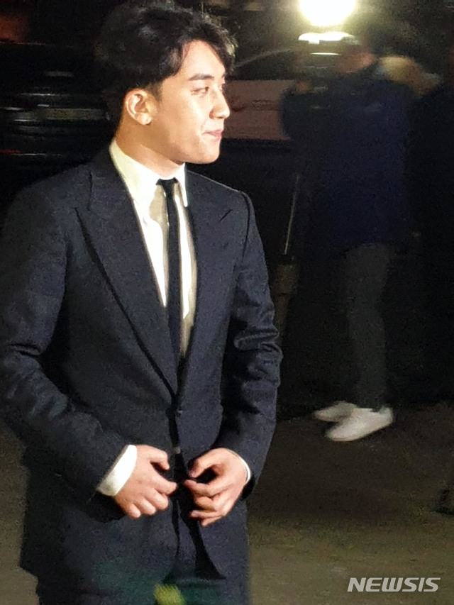 【서울=뉴시스】 정희철 수습기자 = 자신이 운영에 참여했던 클럽 버닝썬에서 '성접대'를 한 의혹을 받고 있는 가수 승리(본명 이승현)가 27일 오후 서울 종로구 서울지방경찰청으로 출석하고 있다. 2019.02.27.  jkhc33@newsis.com 