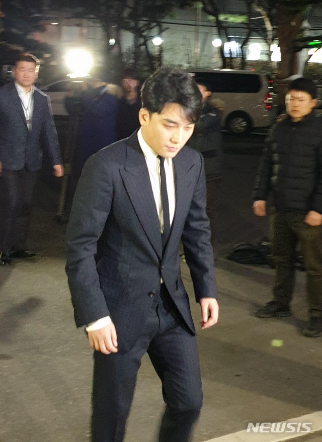 【서울=뉴시스】 정희철 수습기자 = 자신이 운영에 참여했던 클럽 버닝썬에서 '성접대'를 한 의혹을 받고 있는 가수 승리(본명 이승현)가 27일 오후 서울 종로구 서울지방경찰청으로 출석하고 있다. 2019.02.27.  jkhc33@newsis.com