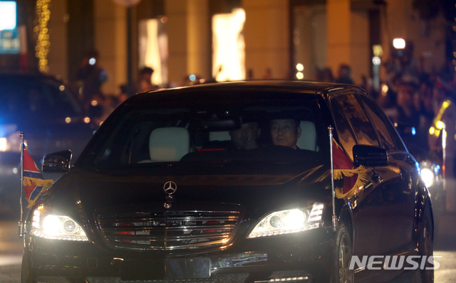 【하노이(베트남)=뉴시스】 전진환 기자 = 김정은 북한 국무위원장이 27일 오후(현지시각) 북미 정상회담에 앞서 친교 만찬이 열린 베트남 소피텔 레전드 메트로폴 하노이 호텔을 나와 숙소로 향하는 차 안에서 담배를 피고 있다. 2019.02.27.  amin2@newsis.com  