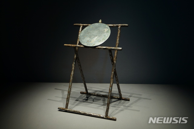 12세기 고려 철제은입사거울걸이와 거울