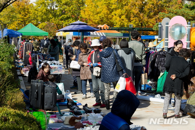 【서울=뉴시스】 강서구 까치나눔장터를 찾은 주민들이 판매 물품들을 둘러보고 있다. 2019.02.29. (사진= 강서구 제공)