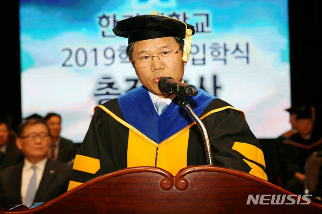 【원주=뉴시스】권순명 기자 = 한라대학교(총장 김응권)는 28일 강원 원주 한라대 한라관 대강당에서 '2019학년도 한라대학교 입학식'을 가진 후 김응권 총장이 인사말을 하고 있다.2019.02.28.gsm@newsis.com